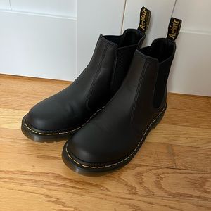 Dr. Martens 2976 Chelsea Boot Like New Unisex Womens 8 EU 39 Men’s 7